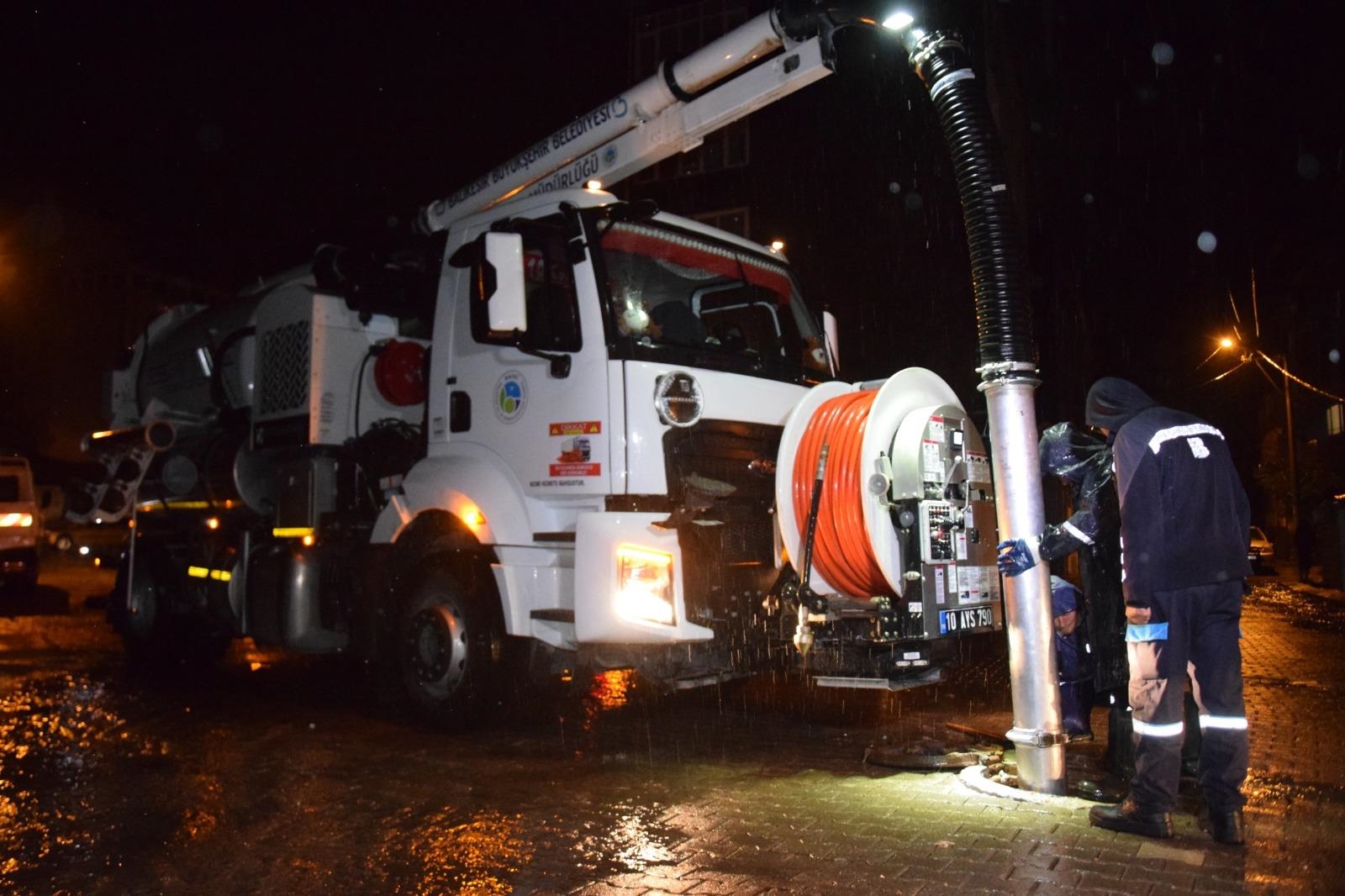 Büyükşehir Belediyesi ve BASKİ Ekipleri 20 İlçede Teyakkuzda